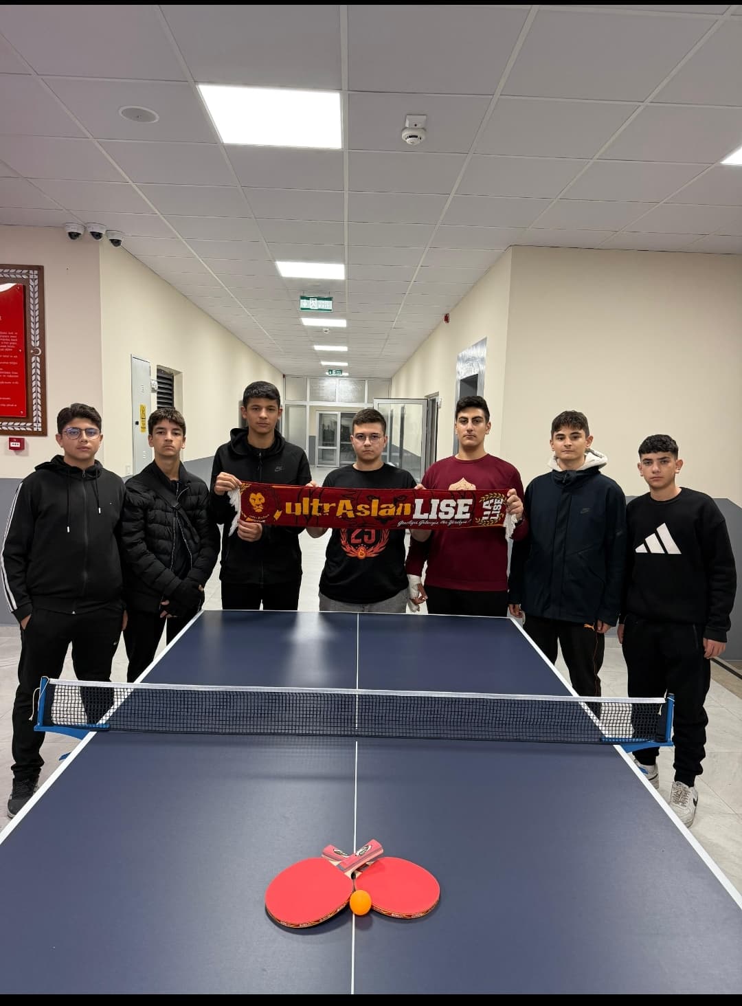 ultrAslanLİSEden Öğrencilere Tenis Ekipmanları Desteği